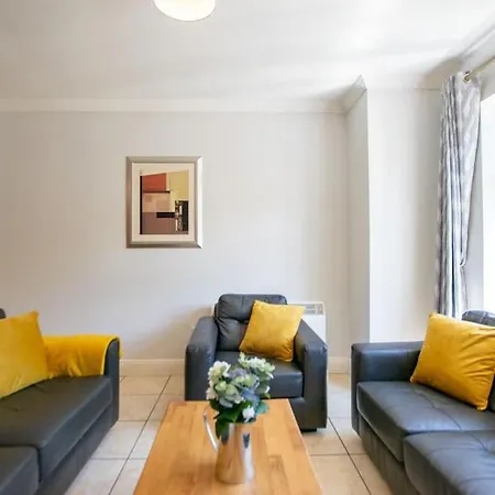 83 - Superb Townhouse By Shortstays Ferienhaus *
