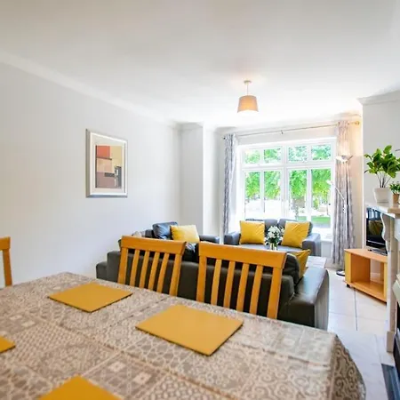 Ferienhaus 83 - Superb Townhouse By Shortstays *
