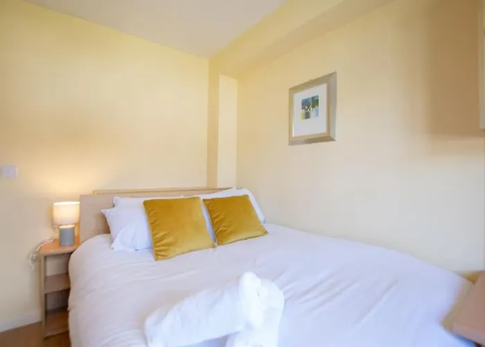 83 - Superb Townhouse By Shortstays *