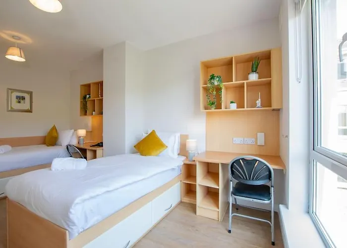 83 - Superb Townhouse By Shortstays *