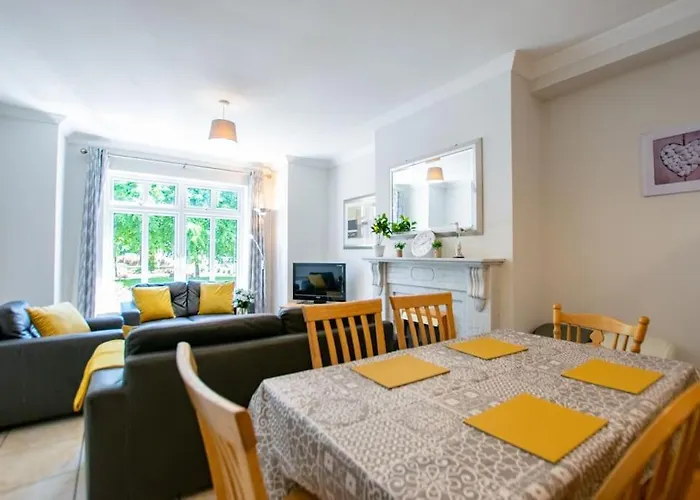 83 - Superb Townhouse By Shortstays