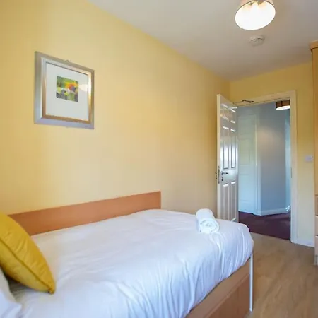 83 - Superb Townhouse By Shortstays 펜션
