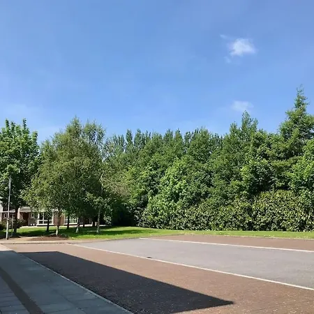 83 - Superb Townhouse By Shortstays בית נופש גלוואיי