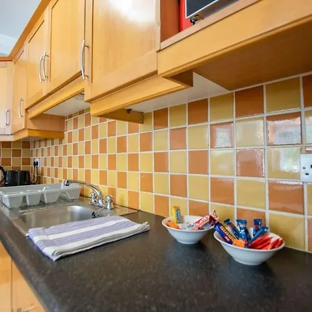 83 - Superb Townhouse By Shortstays 펜션