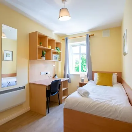 83 - Superb Townhouse By Shortstays 펜션 골웨이