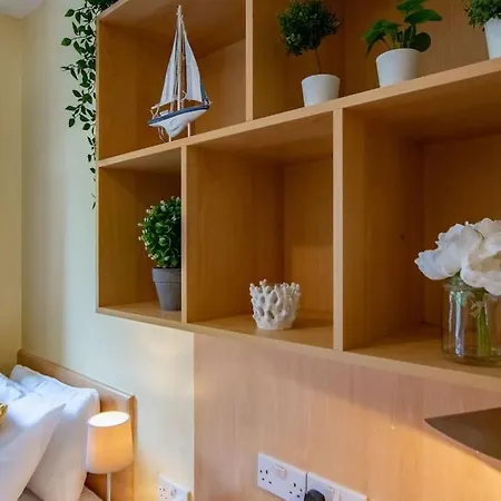 83 - Superb Townhouse By Shortstays * גלוואיי