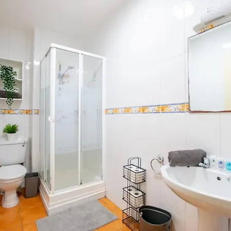 83 - Superb Townhouse By Shortstays בית נופש גלוואיי