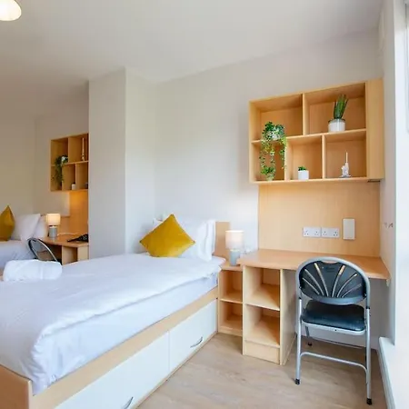 83 - Superb Townhouse By Shortstays *