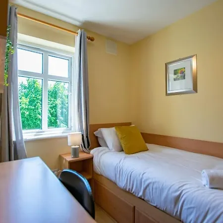 83 - Superb Townhouse By Shortstays * גלוואיי