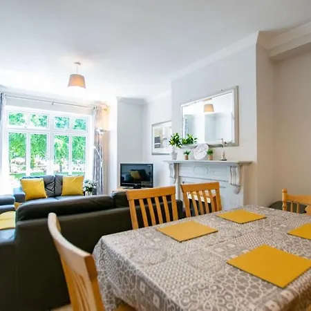 83 - Superb Townhouse By Shortstays