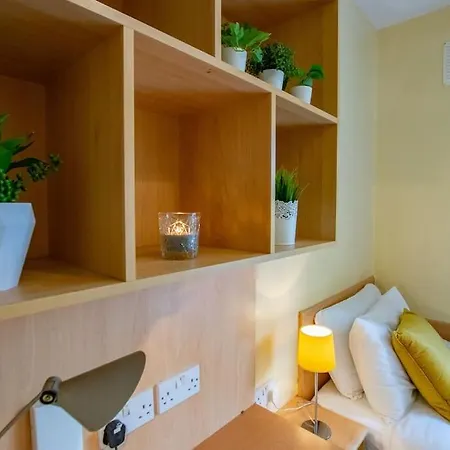 83 - Superb Townhouse By Shortstays 펜션